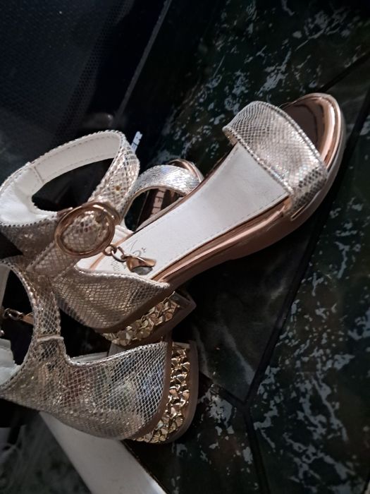 Vand sandale pentru fetita, marimea 26, culoare aurie