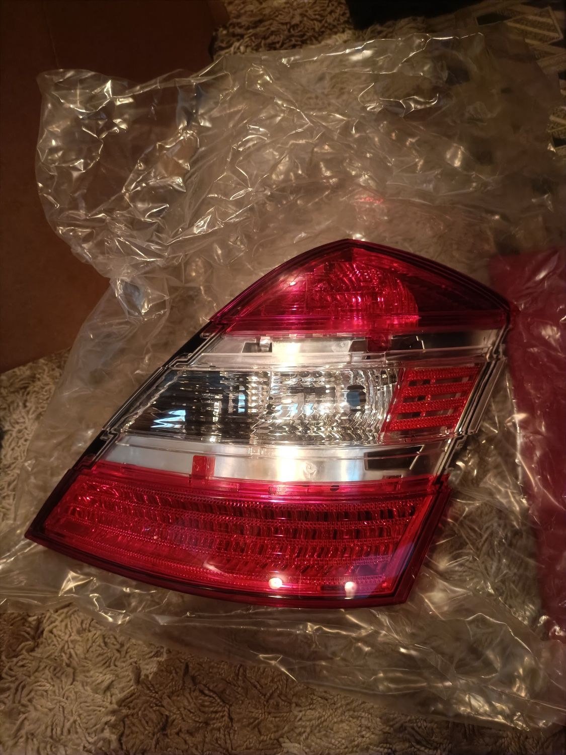 Новый оригинальный правый фонарь на Mercedes W221 светлый и тёмный.