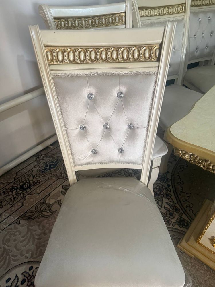 Продаеться стол со стульями