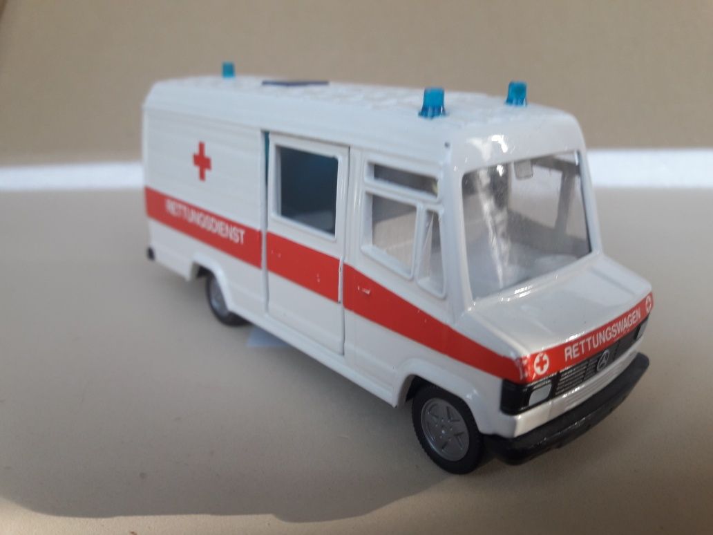 Macheta Ambulanta Mercedes SIKU 1/43