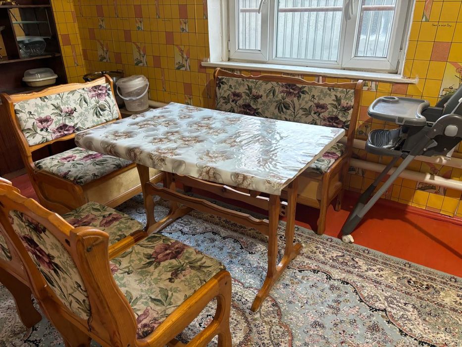 Стол со стульями