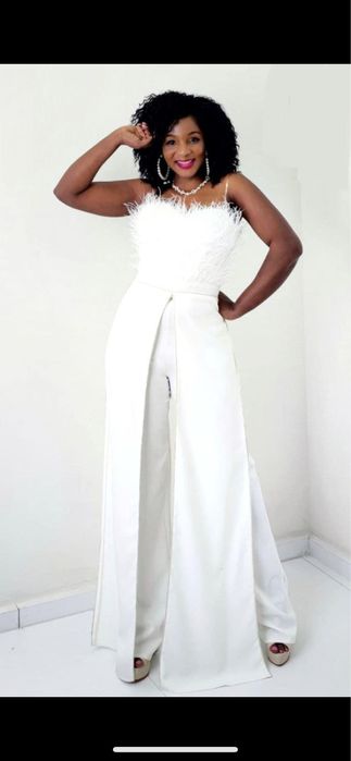 Дълъг гащеризон със естествени пера в бяло