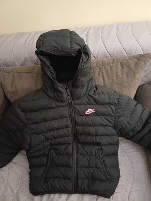Продавам яке nike, почти не е  носено.