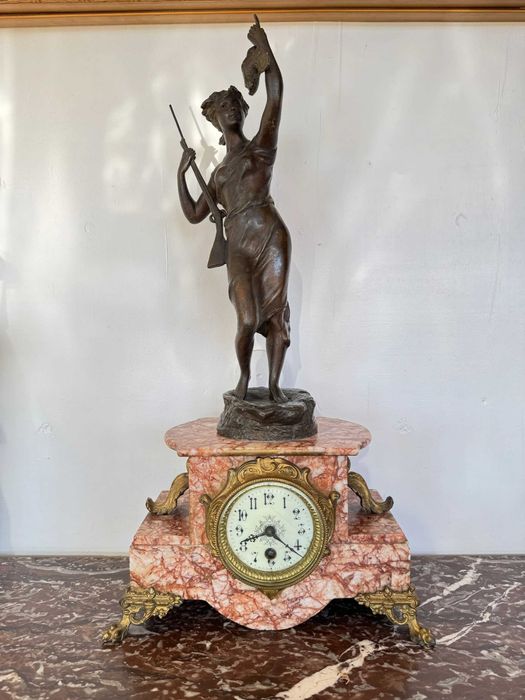 Ceas antic din marmură roz cu statuetă din bronz, H 59 cm