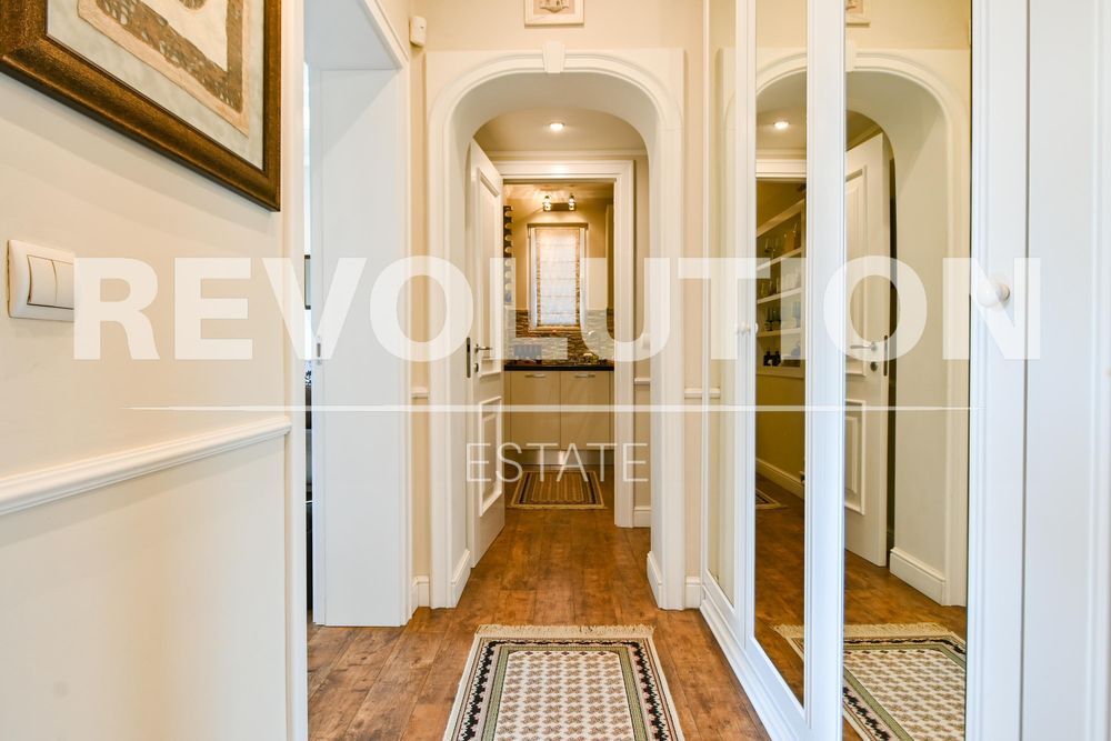 Тристаен апартамент в центъра на София.