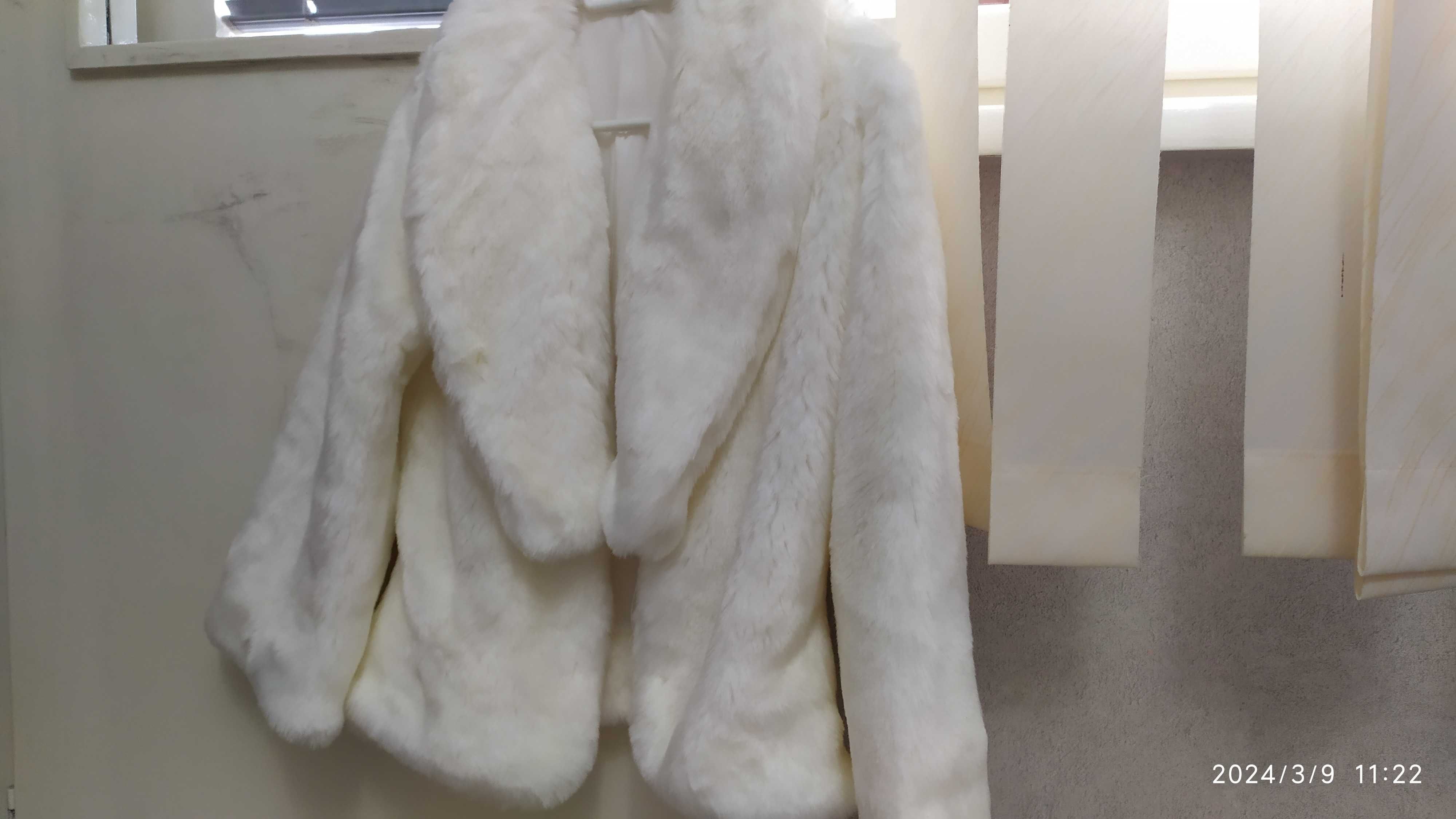 Продавам дизайнерско късо бяло палто шито по поръчка.