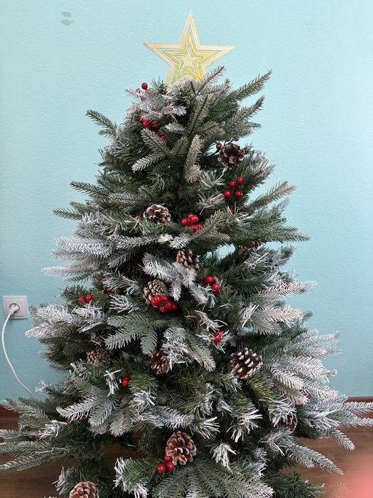 Ёлка новогодняя в комплекте игрушки