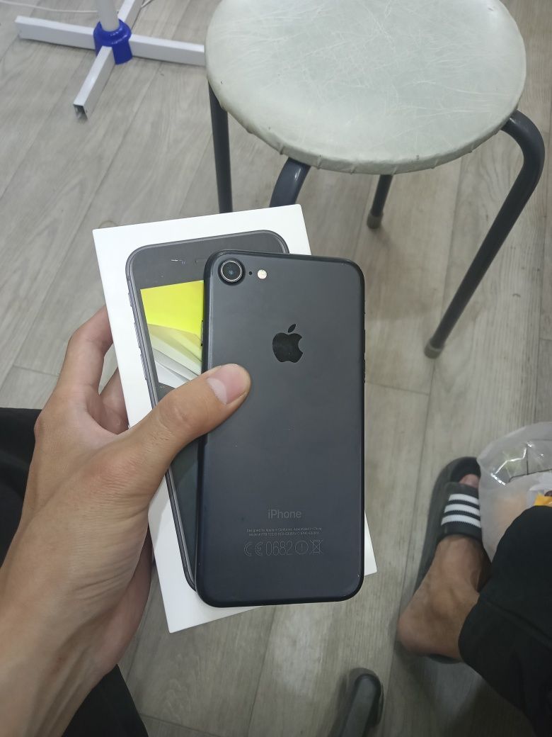 Айфон 7 каробка все в оригинале