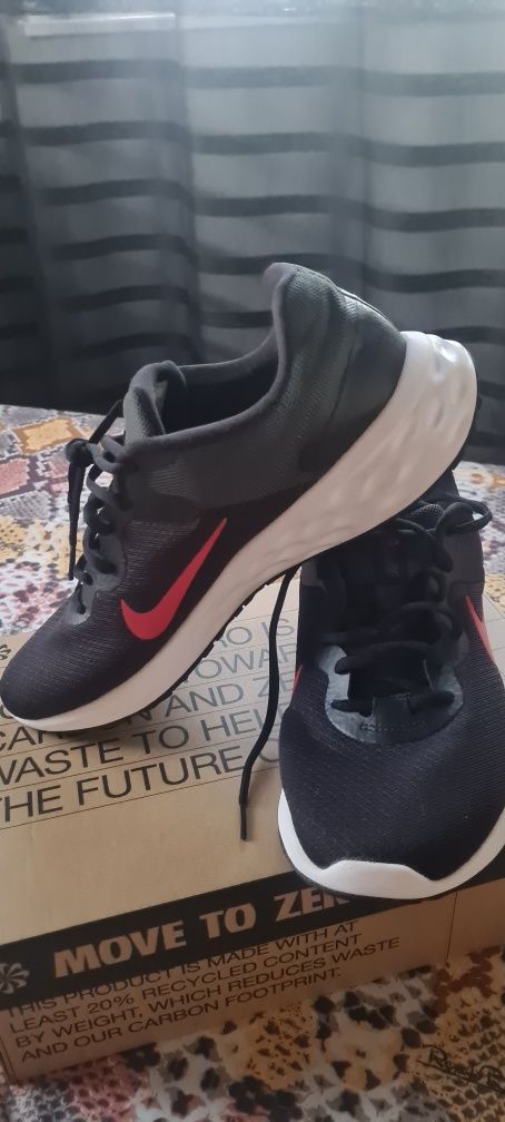 NIKE оригинални маратонки , размер 45 , НОВИ
