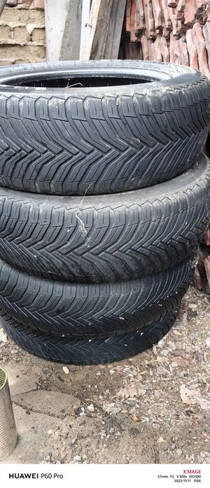 Гуми с джанти няколко.