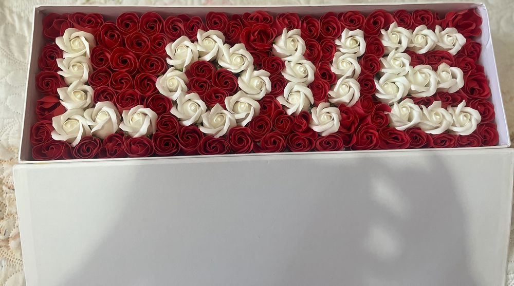 Подаръчна кутия с надпис LOVE от вечни рози