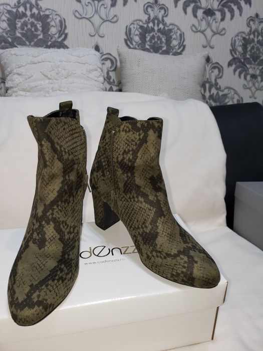 Vand incaltaminte de primavara  marimea 37 si o vesta blanita neagra