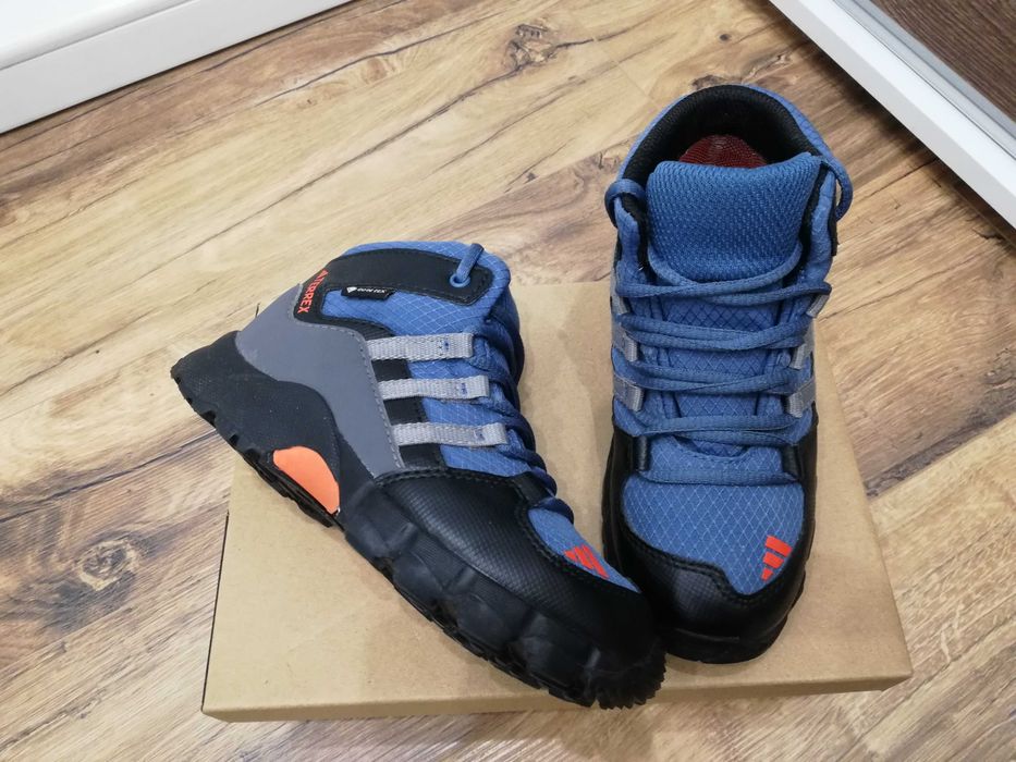 Обувки Adidas без забележки