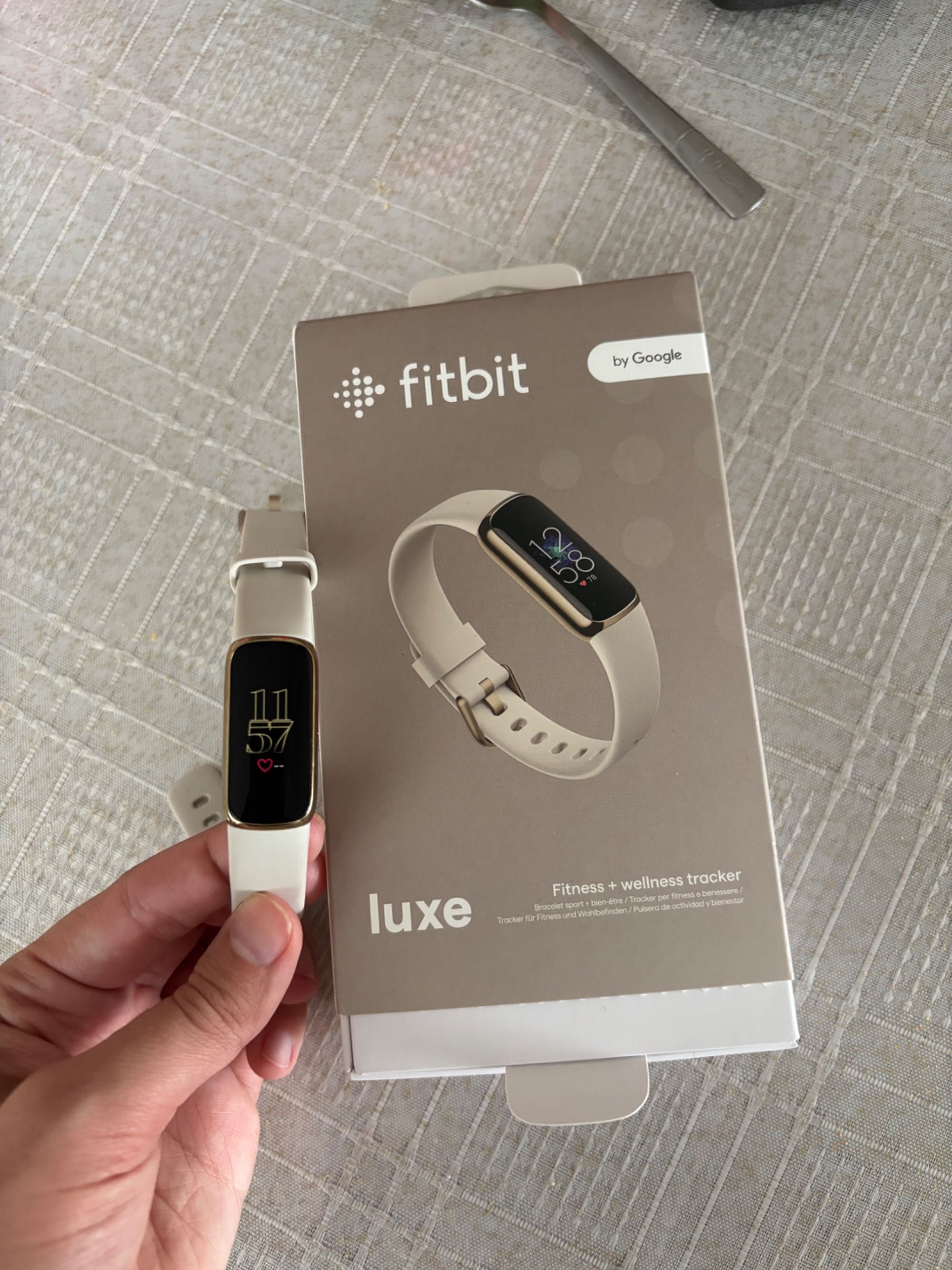 Фитнес гривна Fitbit Luxe