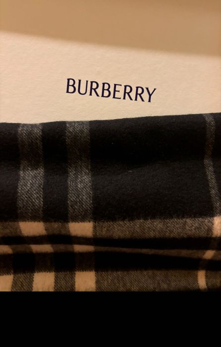 Шал на Burberry с кутия и документи