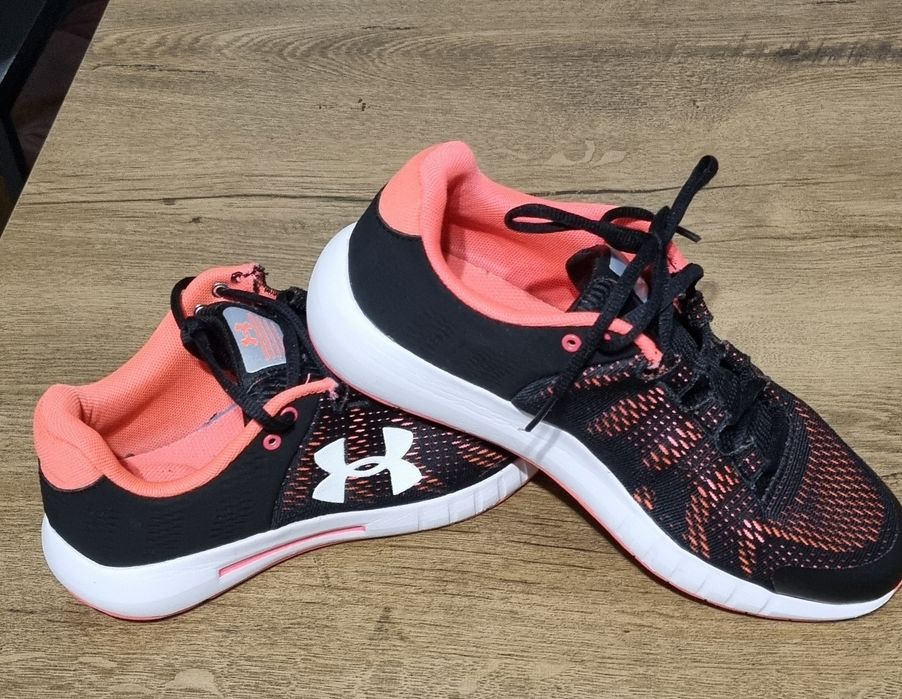 Adidasi pt femei under armour