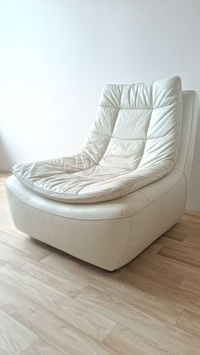 Белое кожаное кресло