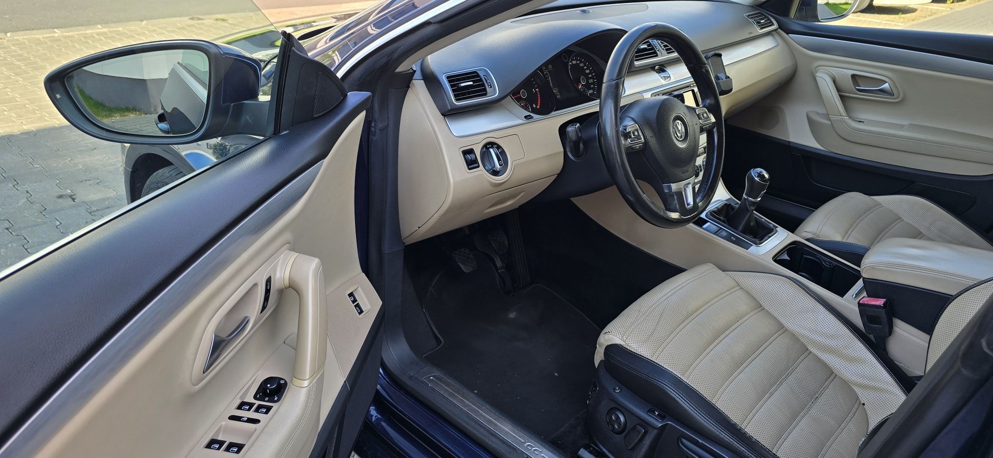 Volkswagen Passat CC 2.0 TDI 177 CP

Bi-Xenon + LED
Dubluclimatronic
N