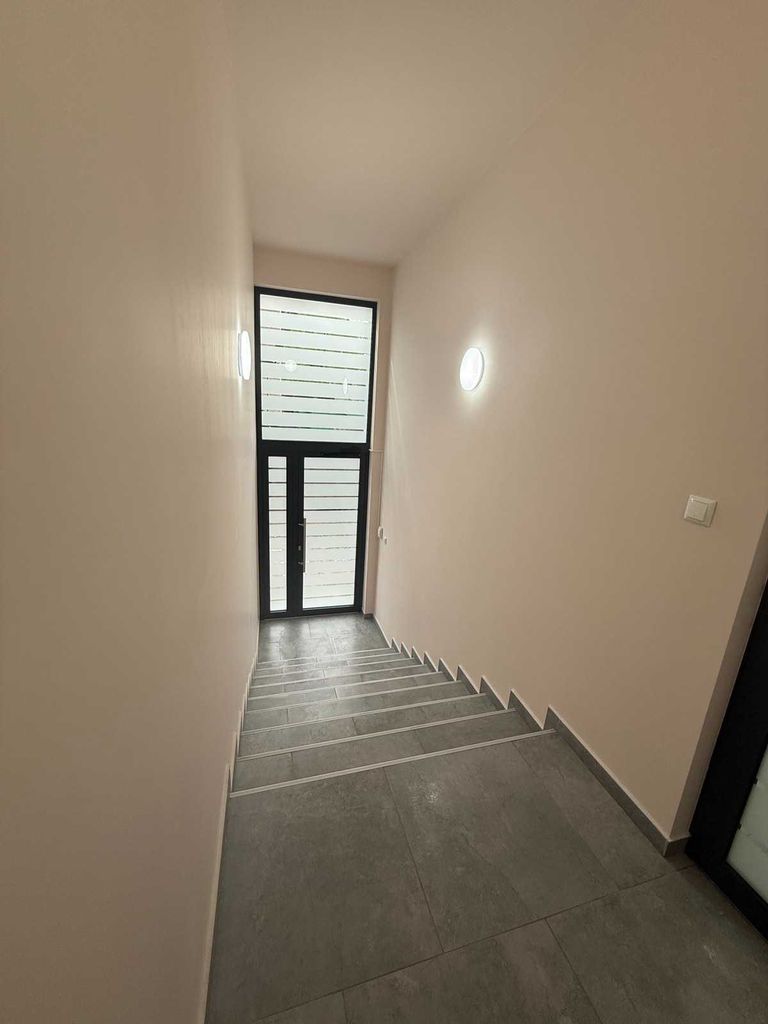 Дава се под наем Офис в Добрич, Център - 75 кв.м за 408 € - Снимка #4