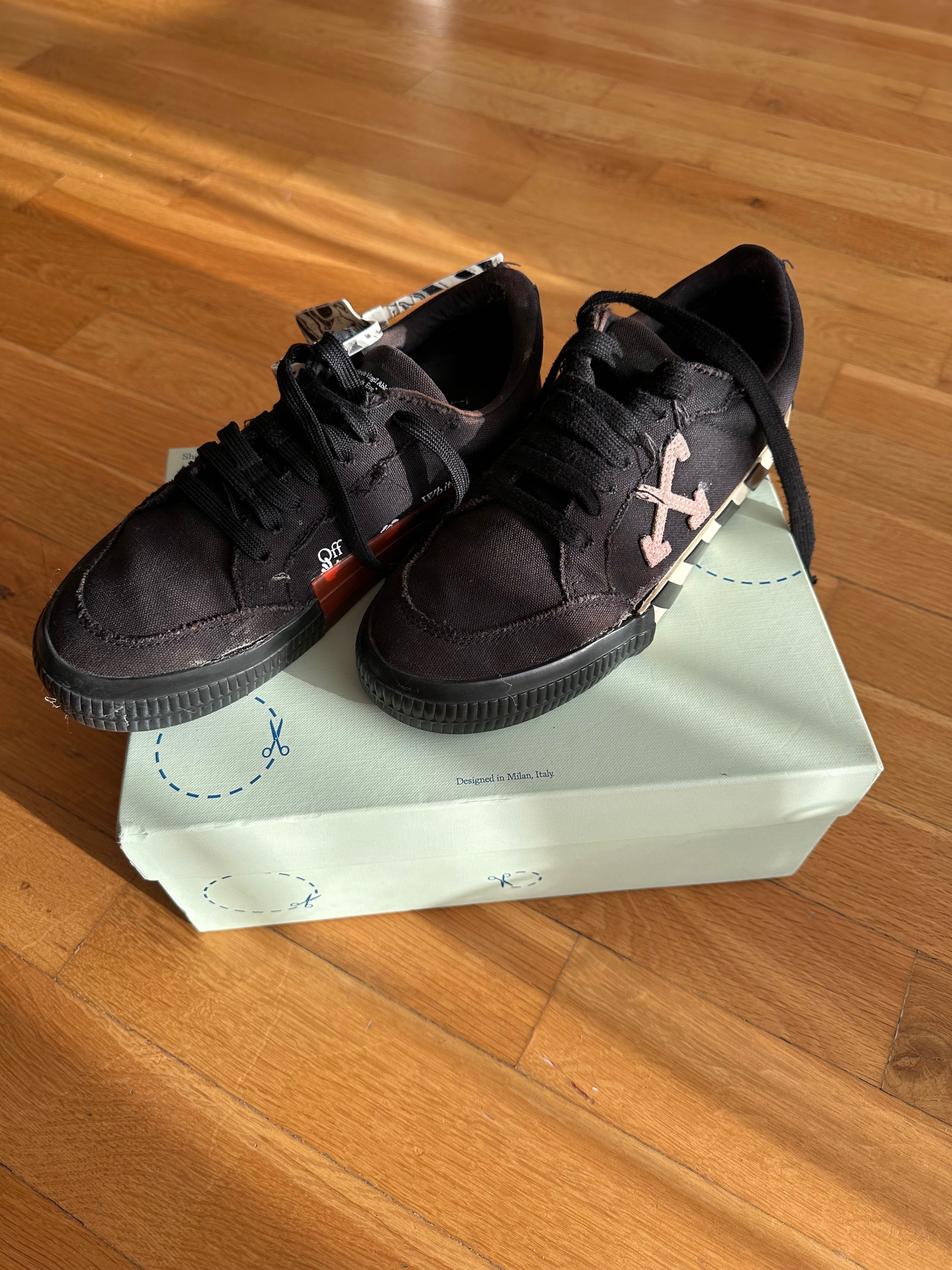 Off white , Toscablue
