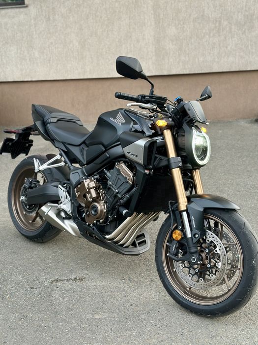 Honda CB650R E-clutch - 2.700 km