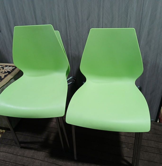 Срочно продаю стол и 4 стулья