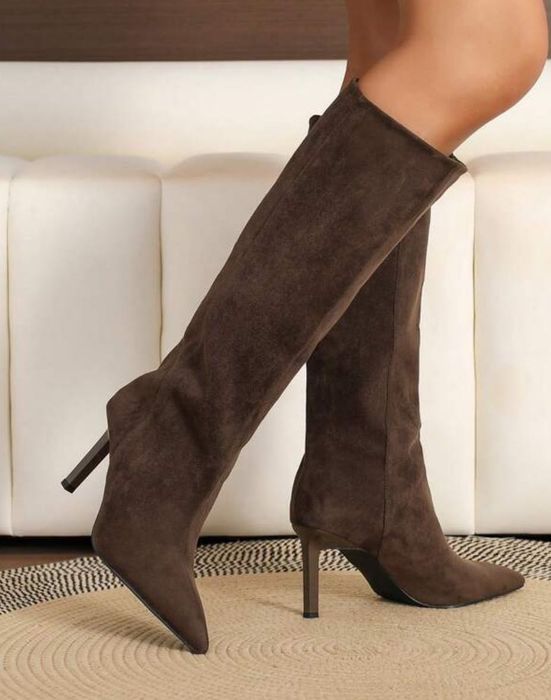 Кафяви ботуши на ток