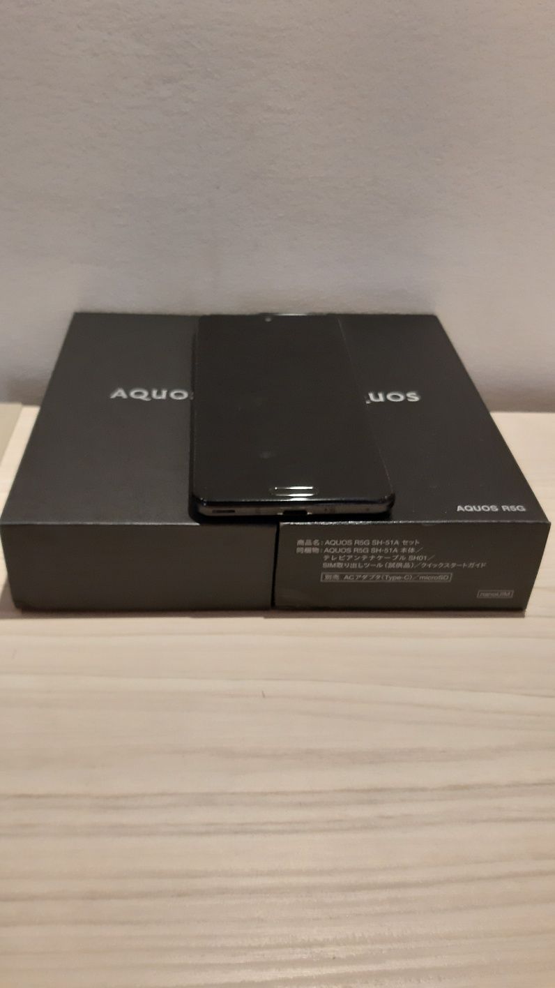 Sharp Aquos r5g Docomo