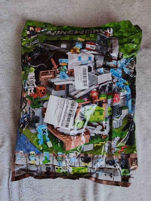 Joc tip Lego Minecraft 600 pcs Village Flying Dragon Mine