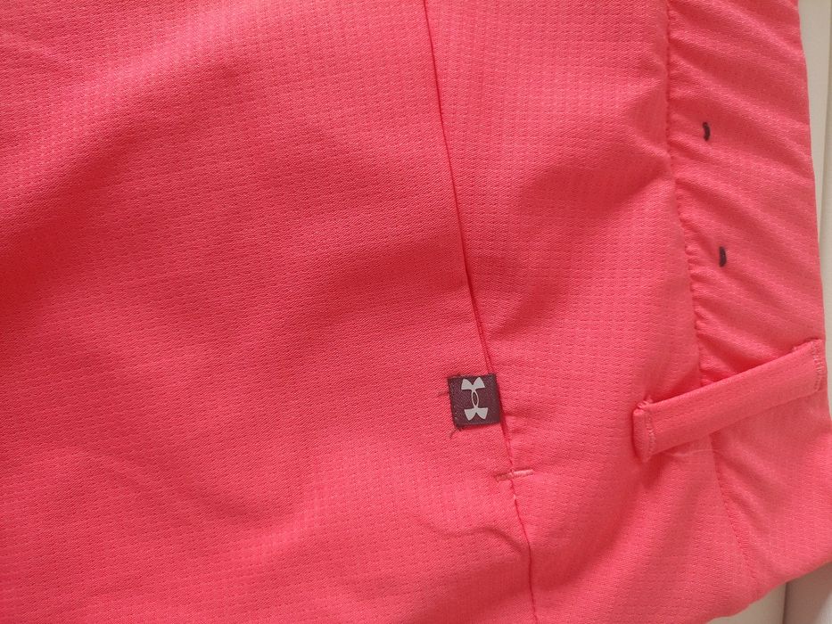 Vând bermude barbatesti Under Armour, produs de calitate.