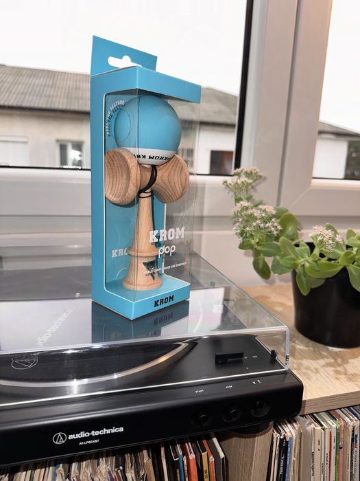 Kendama Krom Pop Blue / Yellow