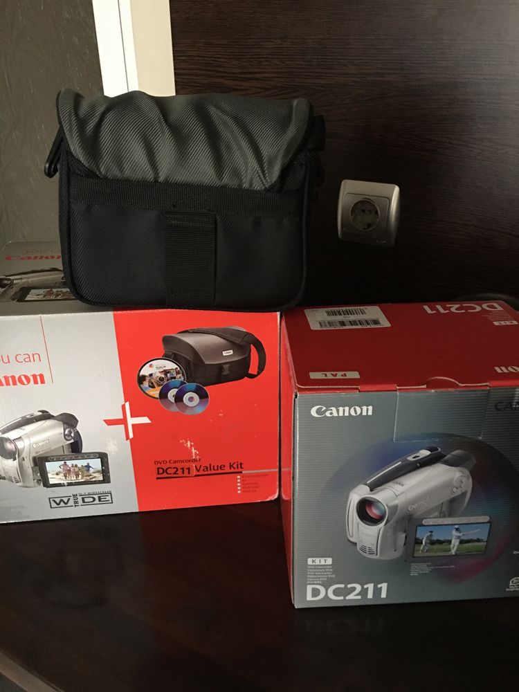 Цифрова видеокамера Canon DC211