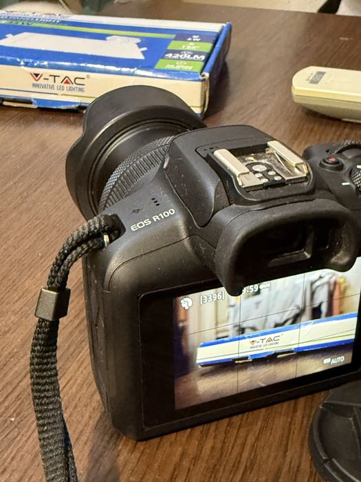 Фотоапарат Canon EOS R100 и обектив RF-S 18-45мм 64GB SD card и чанта