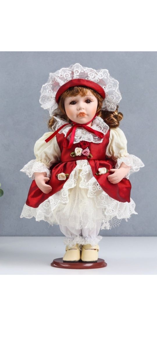 Кукла коллекционная керамика "Мила в красно-белом платье и чепчике" 30