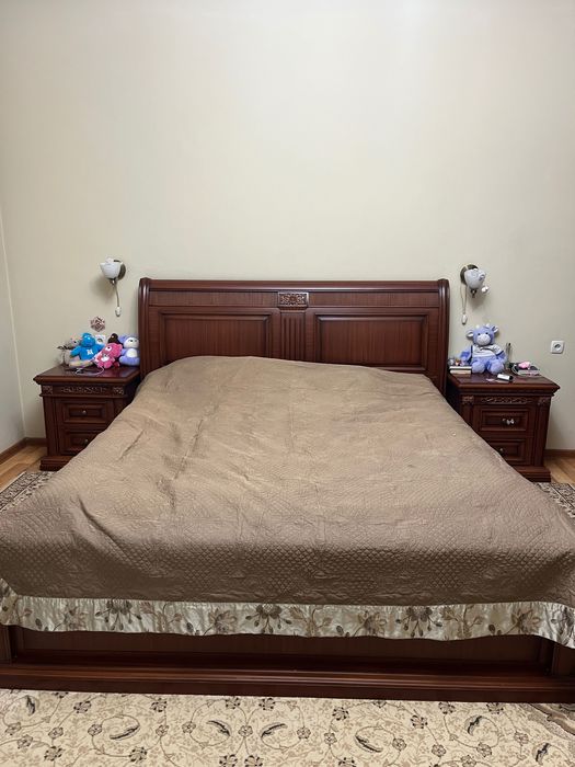 Кровать, прикроватные тумбы и туалетный столик