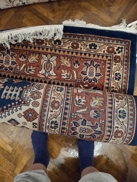 Covor nefolosit tesut manual din làna pura.