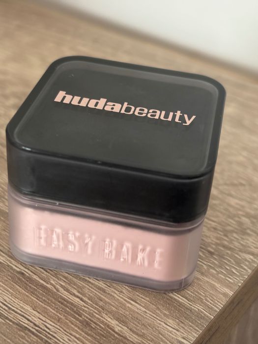 Пудра Huda beauty