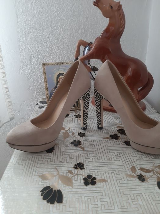 Vând pantofi zara  nr 36 37