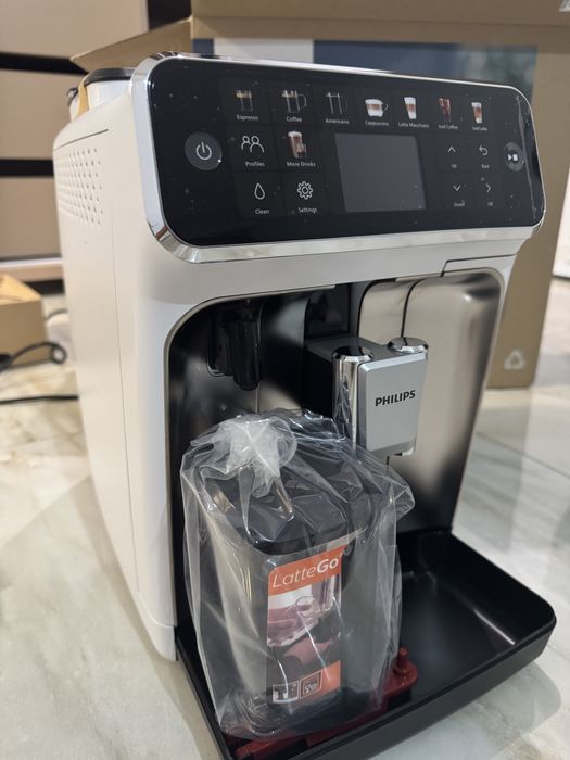 Espressor Automat Philips 5500 LatteGo – Alb Crom – Nou și Sigilat