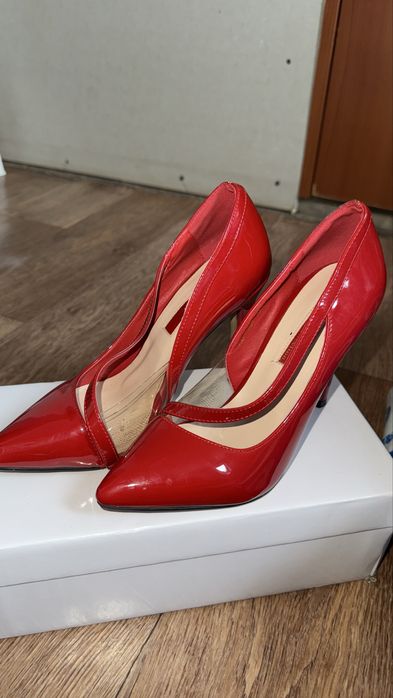 Яркие красные лаковые туфли — привлекут все взгляды!