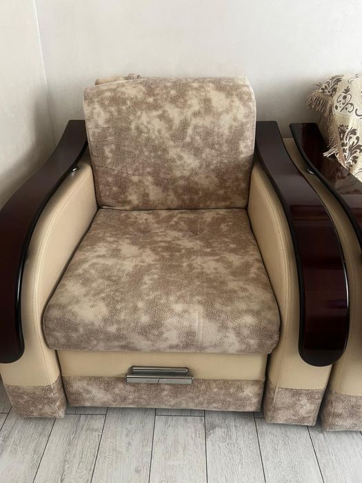 Диван с креслом в хорошем состоянии