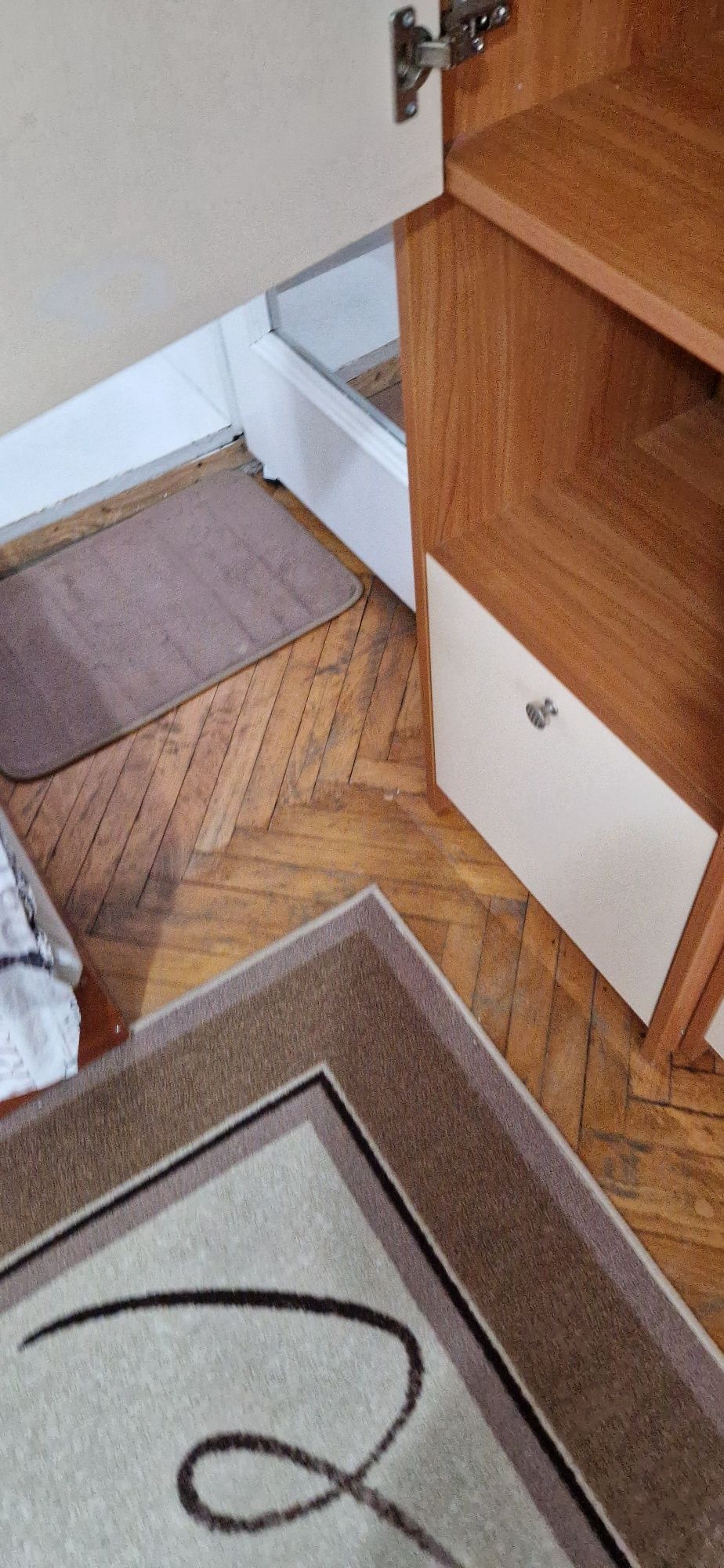 Продавам хола секция