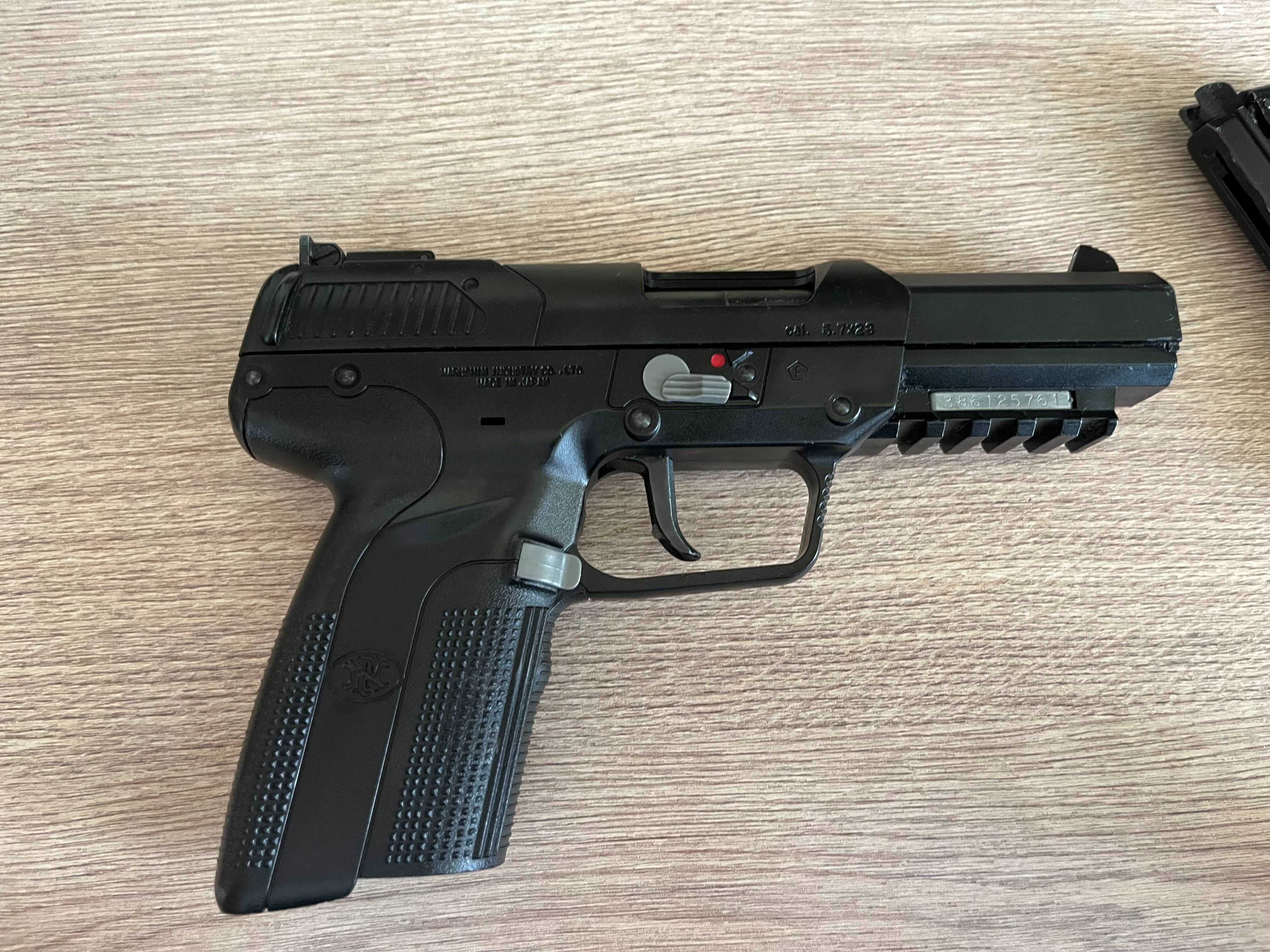 CO2 airsoft пистолет Cybergun FN Five-Seven с два пълнителя