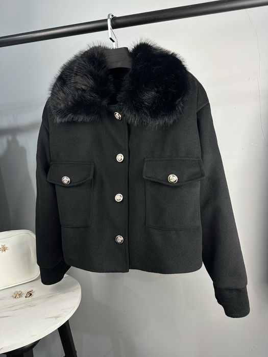 Късо палто с пухена яка два цвята