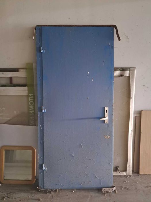 Продавам метална врата