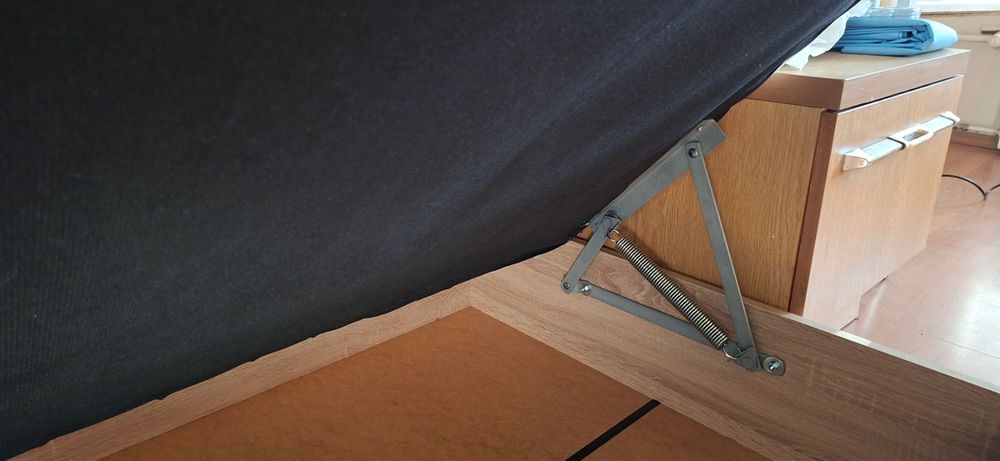 Ново единично легло с матрак и повдигащ механизъм.