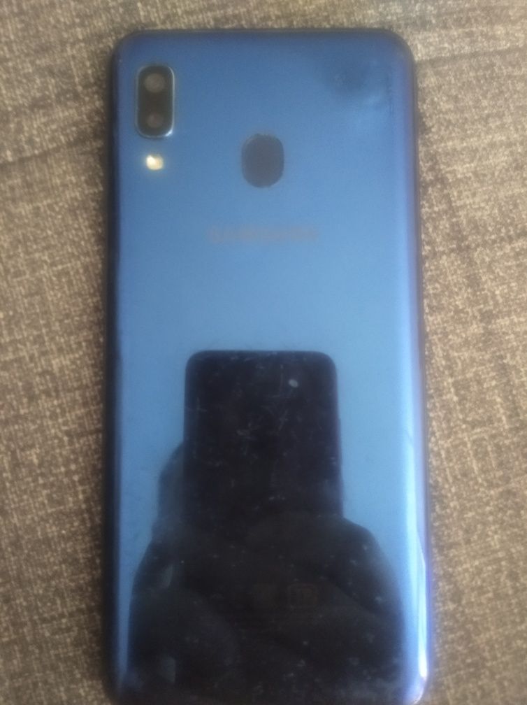 Продам Samsung a20 экран разбит