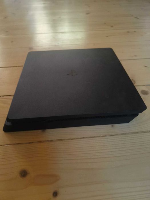 PlayStation 4 Slim - комплект с контролери и 6 игри