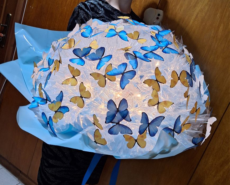 Светещ букет от 101 бр. пеперуди 