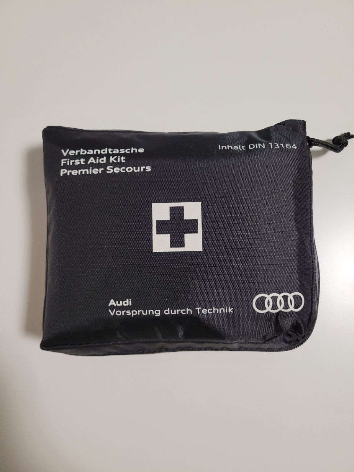 Чисто Нова Оригинална Аптечка от най-новото Audi A8